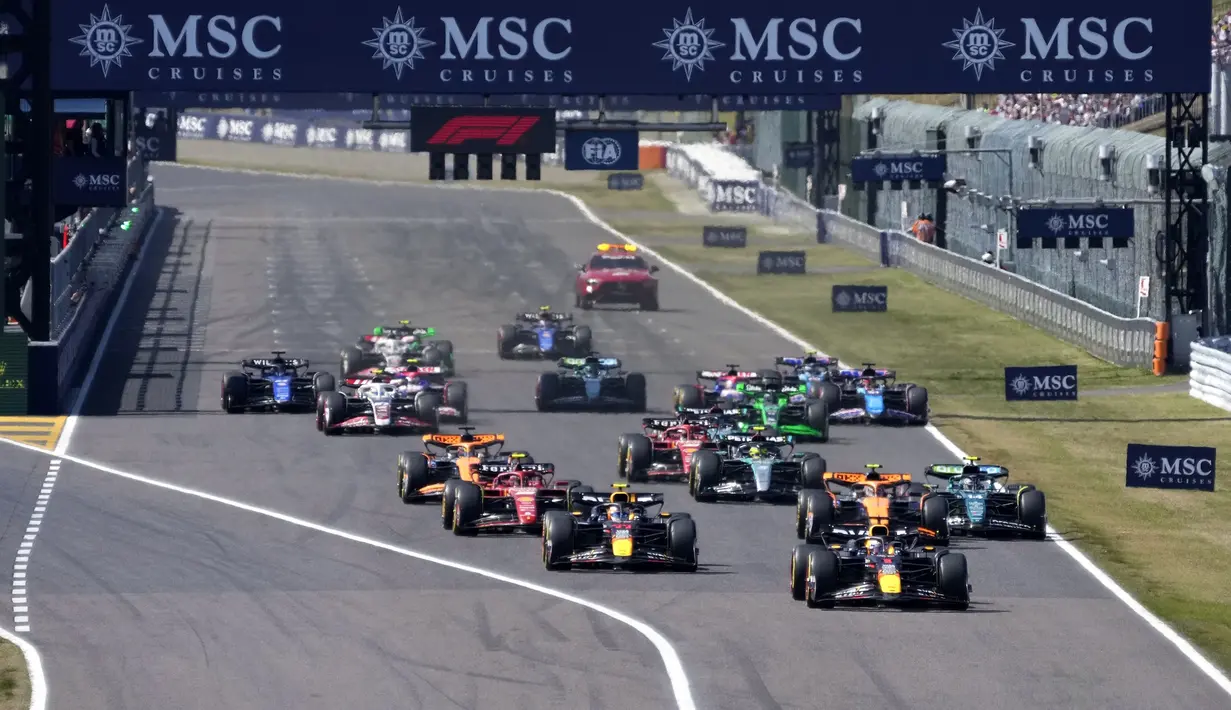 Pembalap Red Bull, Max Verstappen (depan) memimpin balapan diikuit rekannya, Sergio Perez saat start Formula 1 GP Jepang 2024 di Sirkuit Suzuka, Jepang, Sabtu (07/04/2024). (AP Photo/Hiro Komae)
