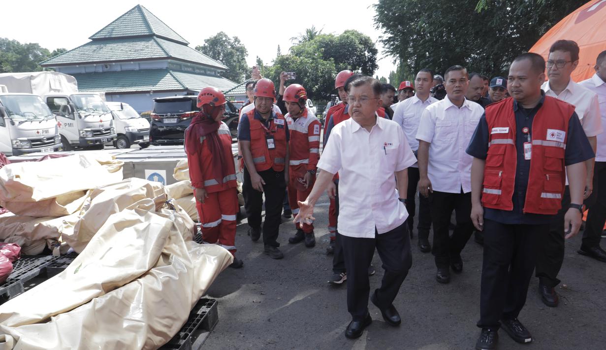 Ketua Palang Merah Indonesia (PMI), Jusuf Kalla saat meninjau gudang logistik PMI di Pangkalan Udara (Lanud) Halim Perdanakusuma, Jakarta, Senin (1/12/2025). Jusuf Kalla menegaskan pentingnya percepatan distribusi bantuan di wilayah terdampak bencana Aceh, Sumatera Utara dan Sumatera Barat guna mencegah terjadinya penjarahan. (ADE/Staff Media JK)