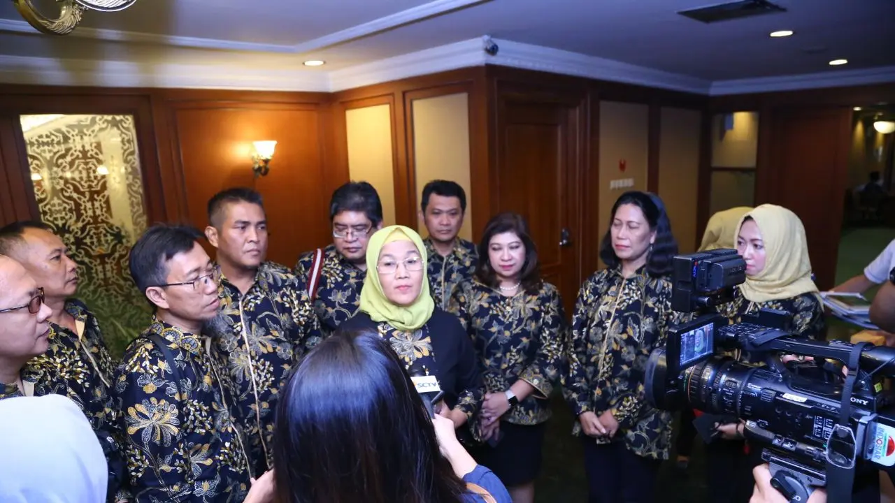 Ketua Dewan Pengupahan Nasional (DEPENAS) Haiyani Rumondang usai melakukan audiensi dengan Menteri Ketenagakerjaan RI (Menaker) M. Hanif Dhakiri di Kantor Kementerian Ketenagakerjaan RI (Kemnaker) pada Hari Selasa, (20/3/2018).