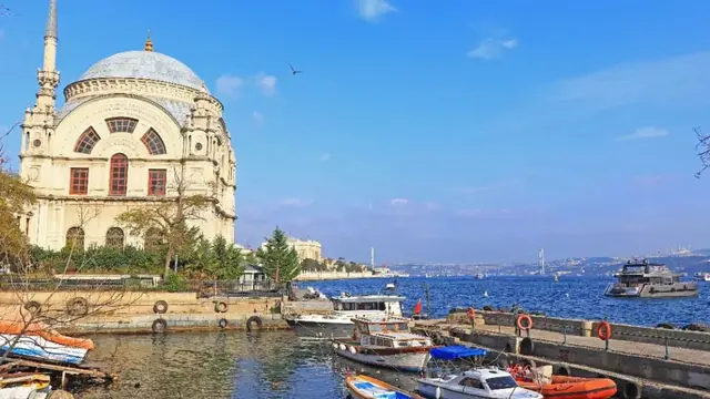 Masjid Dolmabahçe di Istambul Turki.