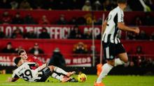 Bruno Guimaraes dari Newcastle, kanan, berebut bola dengan Jack Fletcher dari Manchester United selama pertandingan Liga Inggris antara Manchester United dan Newcastle di Manchester, Inggris, Jumat, 26 Desember 2025. (AP Photo/Dave Thompson)