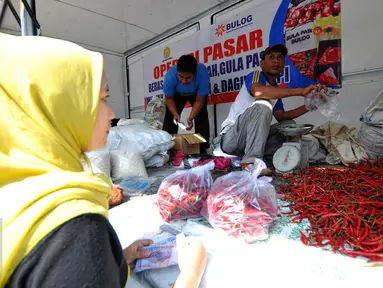 Bulog menggelar Operasi Pasar di kawasan pasar Benhil, Jakarta, Jumat (26/6/2015). Operasi pasar ini untuk menjaga stabilitas harga sembako di bulan Ramadan. (Liputan6.com/Yoppy Renato)