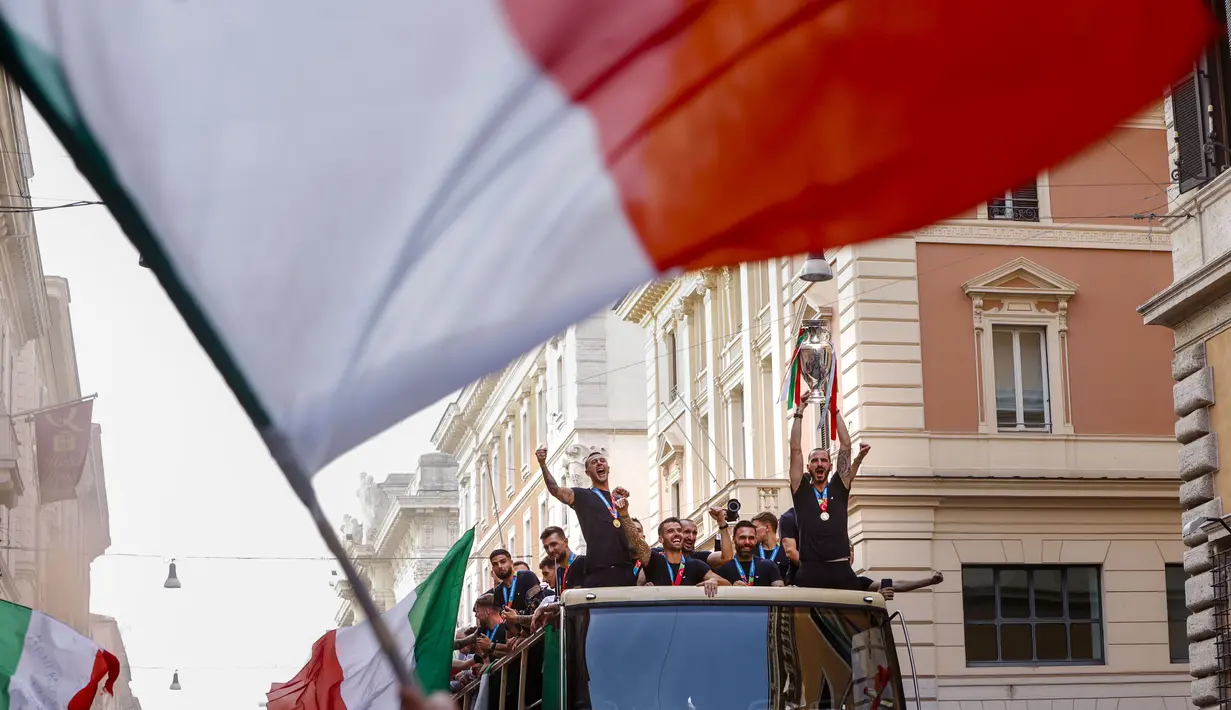 Hiruk-pikuk keramaian, kibaran bendera hingga lantang suara nyanyian para fans semakin membuat penyambutan sang pahlawan di Kota Roma semakin semarak. (Foto:AP/Riccardo De Luca)