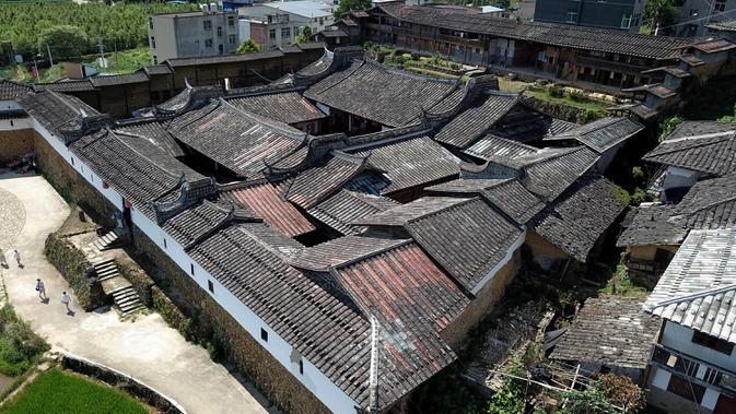 Foto hasil bidikan dari udara pada 19 Juli 2020 menunjukkan pemandangan Aijing Zhuang, desa bersejarah yang dikelilingi benteng, di Tongan, Wilayah Yongtai, Provinsi Fujian, China. Beragam kebijakan telah diterapkan guna melestarikan desa-desa bersejarah di Wilayah Yongtai. (Xinhua/Wei Peiquan)
