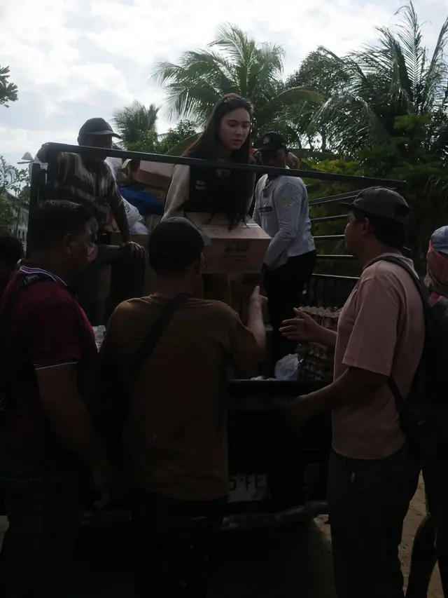 Tanpa Makeup, Yasmin Napper Pancarkan Inner Beauty Saat Kirim Bantuan untuk Bencana Sumatera Utara