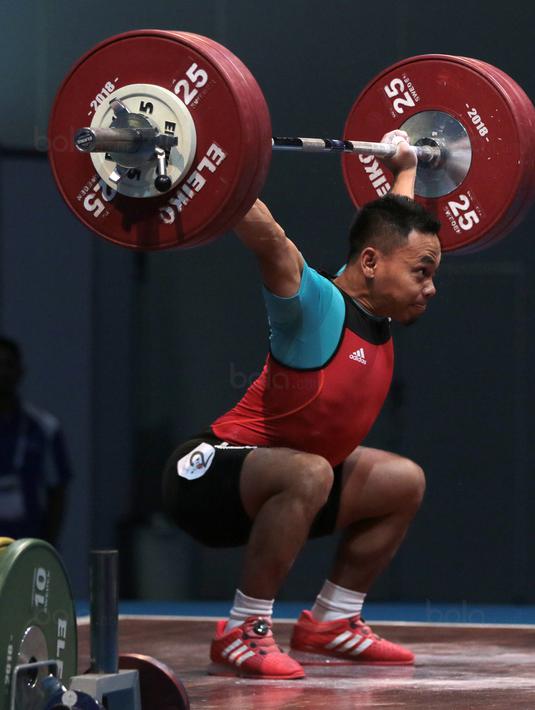 Ekspresi Eko Yuli Irawan mengangkat beban 135 kg snacth saat turun pada kelas 62 kg di Hall A Arena PRJ, Jakarta, Rabu (11/2/2018). Eko berhasil menyabet medali emas. (Bola.com/Nicklas Hanoatubun)