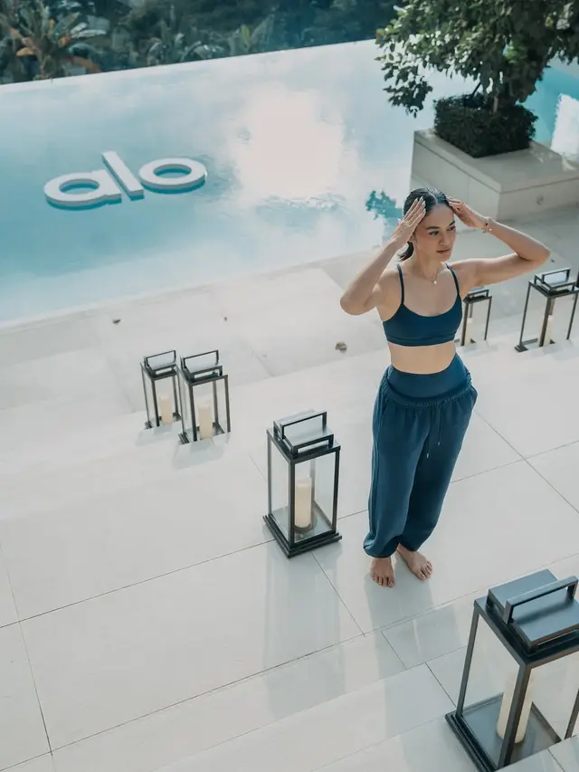 Potret Tubuh Kekar Hana Malasan Berbalut Athleisure Saat Yoga Bareng Kekasih