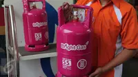 Petugas Bright Store mengenalkan tabung gas elpiji keluaran pertamina berwarna pink di SPBU Pertamina Abdul Muis, Jakarta,Senin (19/10/2015). Pertamina meluncurkan Bright Gas varian baru pekan ini dengan kisaran harga Rp70 ribu.(Liputan6.com/Angga Yuniar)