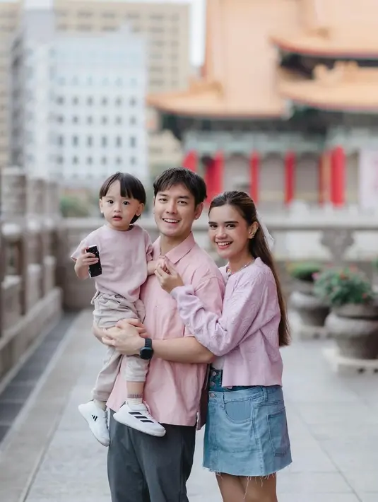 Kalau ini sesi pemotretan keluarga. Audi Marissa tampil manis dengan tweed blazer warna pink dan rok mini denim. [@audimarissa]