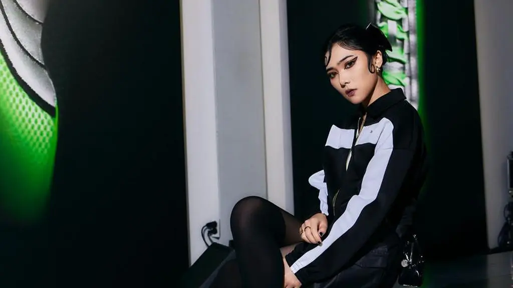 Intip gaya khas Isyana Sarasvati di peluncuran PUMA H-Street di Seoul, perpaduan fashion dan inovasi retro-modern yang menakjubkan mata global! (Foto dok: PUMA Indonesia).