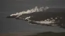 Lava dari gunung berapi Cumbre Vieja mengalir ke Samudra Atlantik terlihat dari Puerto de Naos, di Pulau Canary La Palma (4/10/2021). Aliran baru lava yang sangat cair muncul dari gunung berapi yang meletus di pulau Canary Spanyol pada 1 Oktober, kata pihak berwenang. (AFP/Jorge Guerrero)