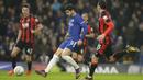 Pemain Chelsea, Alvaro Morata (tengah) saat mencetak gol ke gawang Bournemouth pada laga perempatfinal Piala Liga Inggris di Stamford Bridge stadium, London, (20/12/2017). Chelsea menang 2-1. (AP/Alastair Grant)