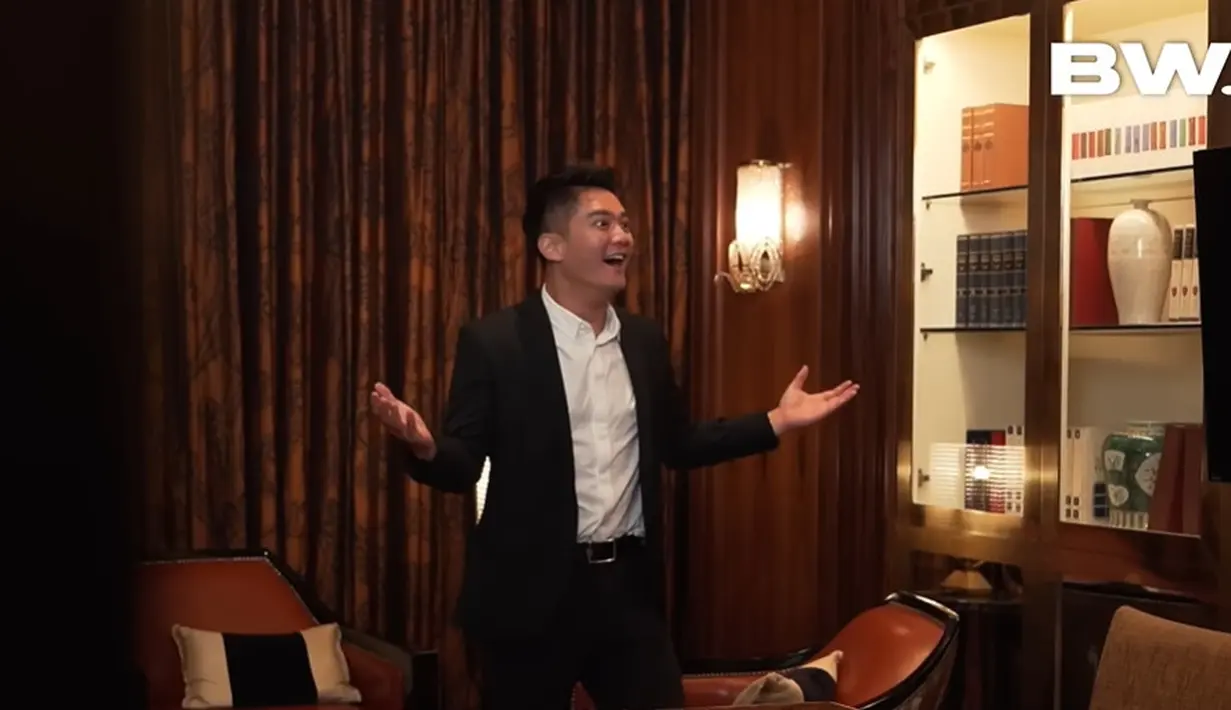 Wajah Boy William berbinar-binar saat bertemu Siwon yang disebut-sebut saudara kembarnya. (Foto: YouTube/ BW.)