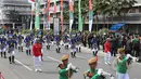 Pasukan marching band berjalan bersama saat melakukan "Historical Walk" dalam peringatan ke-60 tahun Konferensi Asia Afrika di jalan Asia Afrika, Bandung, Jumat, (24/4/2015). (Liputan6.com/Herman Zakharia)