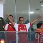 Gubernur DKI Jakarta, Anies Baswedan merayakan kemenangan Persija atas Song Lam Nghe An pada laga grup H Piala AFC di Stadion GBK Jakarta, Rabu (14/3). Persija unggul 1-0 atas Song Lam Nghe An. (Liputan6.com/Helmi Fithriansyah)