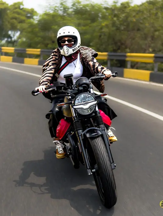 Banyak artis Tanah Air yang suka motoran. Tidak hanya artis pria, tapi juga beberapa artis wanita. Salah satu yang kerap menarik perhatian adalah artis cantik Wika Salim. [Instagram/wikasalim]