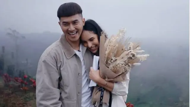 Lamar Kekasih di Atas Gunung, Ini 7 Momen Mesra Rafael Tan dan Sabina Paz