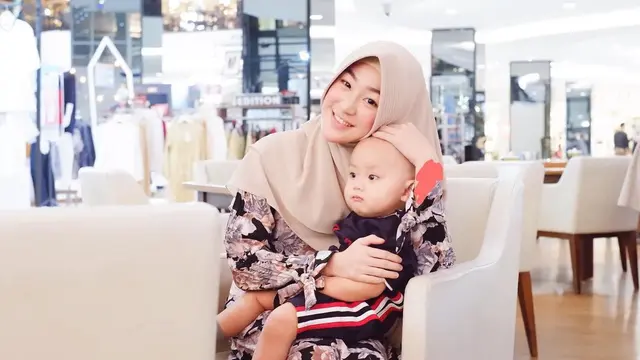 Hamil Anak Pertama Ikram Rosadi, Ini 6 Potret Lawas Larissa Chou Momong Yusuf Bayi