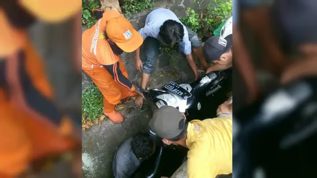 Sepeda motor yang ditabrak angkot 04 di Jalan Raya Pasar Minggu, depan kompleks TNI AL, Jumat (21/9/2018). (Liputan6.com/Ady Anugrahadi)