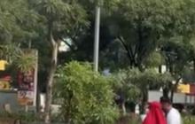 Izinkan Anak Kecil Masuk Mobil Mewahnya, Aksi Pria Ini Tuai Pujian Warganet