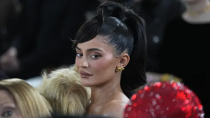 Pakai Gaun Berkepala Singa, Kylie Jenner Curi Perhatian di Paris Fashion Week