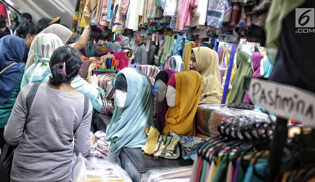 Sejumlah pengunjung mencari kerudung di Pasar Tanah Abang Blok A, Jakarta, Minggu (5/5/2019). Warga Jakarta dan sekitarnya sudah mulai memadati kawasan tersebut untuk berbelanja perlengkapan dan kebutuhan menyambut bulan Ramadan. (Liputan6.com/Faizal Fanani)
