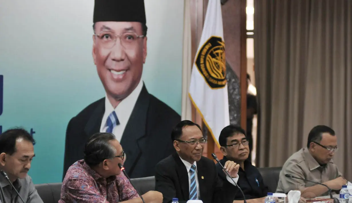 Menteri ESDM, Jero Wacik (tengah) beserta jajarannya menggelar konferensi pers di kantornya, Jakarta, Selasa (5/8/14). (Liputan6.com/Johan Tallo)