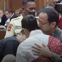 Momen Romantis Nadiem Makarim Peluk dan Cium Istri Sebelum Sidang Vonis