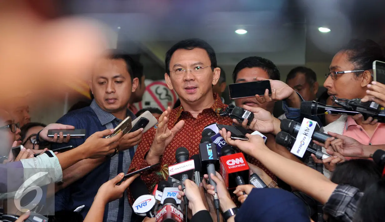 Gubernur DKI Jakarta, Basuki T Purnama memberikan keterangan usai menjalani pemeriksaan sebagai di Bareskrim Mabes Polri, Jakarta, Kamis (25/2). Ahok diperiksa sebagai saksi bagi dua tersangka Firmansyah dan Fahmi Zulfikar. (Liputan6.com/Gempur M Surya)