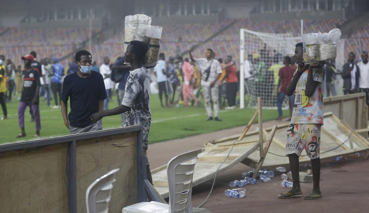 Tersingkirnya Nigeria membuat para suporter yang memadati stadion pun berang. Mereka tidak bisa menerima hasil yang di peroleh Victor Osimhen dkk. (AP/Sunday Alamba)