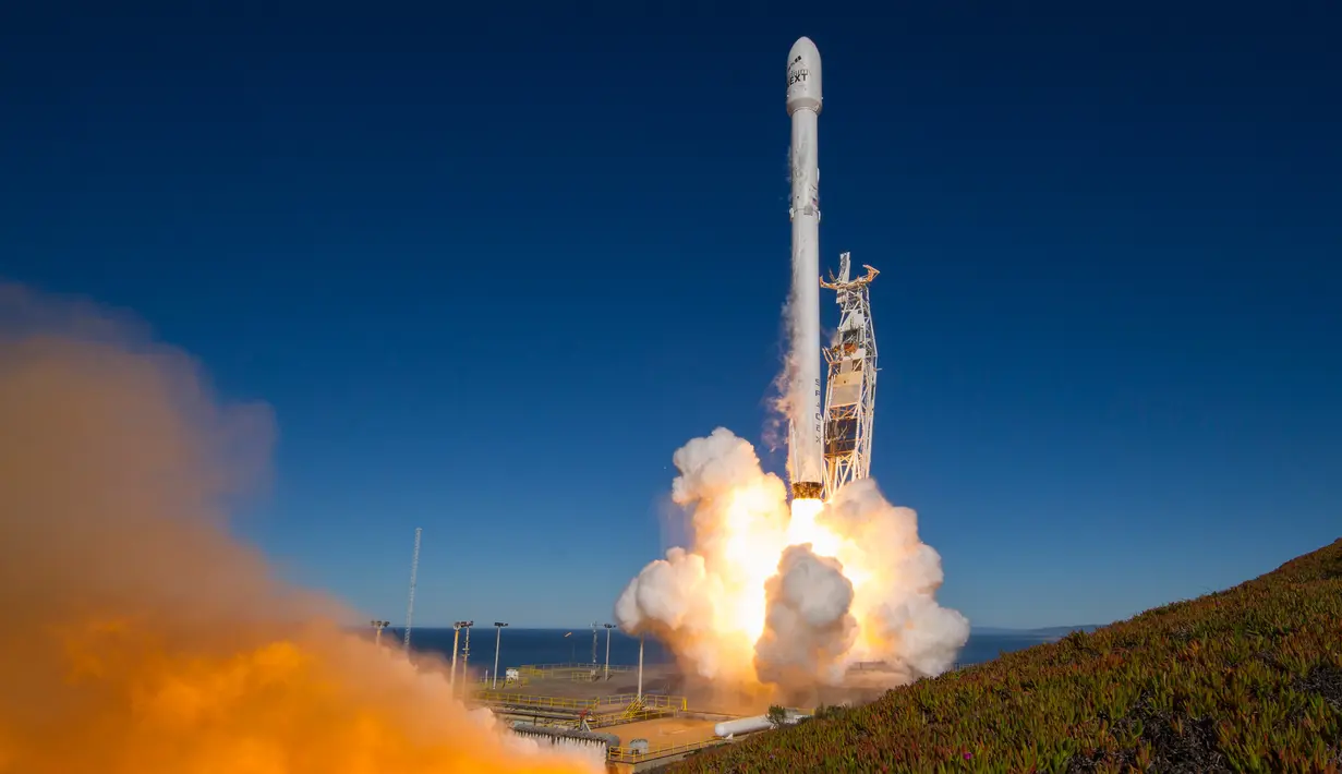 Setelah sempat mengalami penundaan akibat cuaca buruk pekan lalu, SpaceX akhirnya kembali meluncurkan Roket Falcon 9 dari Vandenberg Air Force Base di California, Sabtu (14/1) (AP Photo)