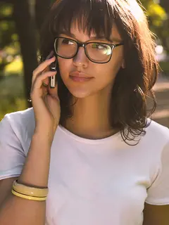 ilustrasi perempuan menelepon/Photo by Anastasia Leonova on Unsplash