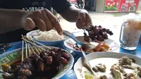 Sate Menthok dan Becek Sor Sawo menjadi warung kuliner yang perlu Anda kunjungi saat berada di Tuban, Jawa Timur. (Liputan6.com/ Ahmad Adirin)