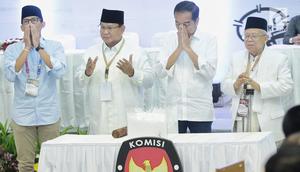 Dua pasang capres-cawapres Prabowo Subianto-Sandiaga Uno dan Joko Widodo-Ma'ruf Amin sebelum pengundian nomor urut peserta Pemilu 2019 di Kantor KPU, Jakarta, Jumat (21/9).  (Liputan6.com/Faizal Fanani)