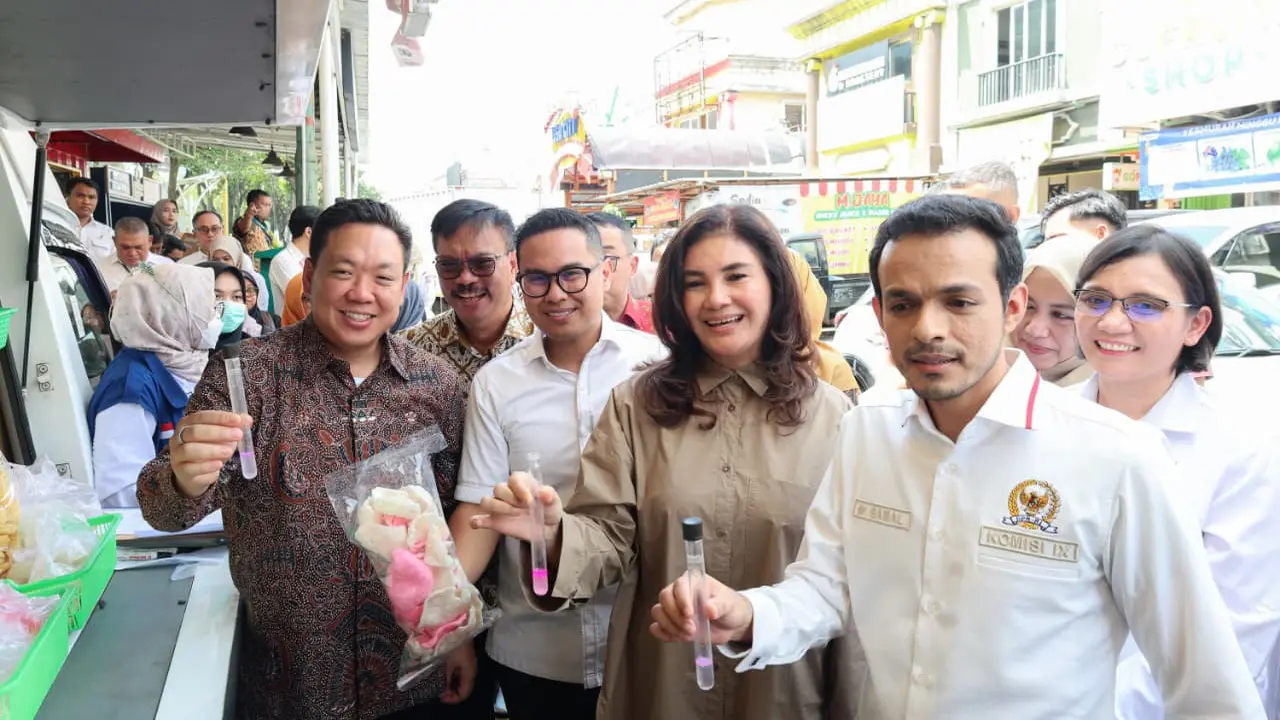 Pemerintah Kota Tangerang Selatan bersama Komisi IX DPR RI dan Badan Pengawas Obat dan Makanan (BPOM) melakukan pemantauan keamanan pangan di Pasar Modern BSD, Kota Tangerang Selatan