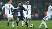 Bintang PSG, Lionel Messi dikepung para pemain Lyon dalam duel di Stadion Parc des Princes, Senin (3/4/2023) dini hari WIB. (AP Photo/Aurelien Morissard)