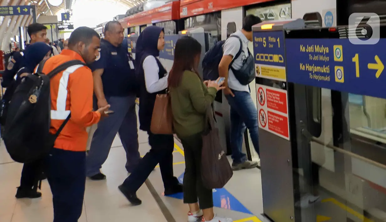 Saat ini, LRT Jabodebek juga telah terintegrasi dengan berbagai moda transportasi lain dan diharapkan bisa menjadi pilihan bagi masyarakat yang ingin beraktivitas di akhir pekan. (Liputan6.com/Herman Zakharia)