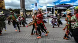 Orang-orang mengambil bagian dalam parade anak-anak "Carnavalito" selama Karnaval Hitam dan Putih di Pasto, Kolombia, Rabu (2/1). Sejak 2002 karnaval Hitam dan Putih ini ditetapkan Pemerintah Kolombia sebagai warisan nasional. (Juan BARRETO/AFP)