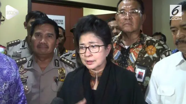 Menteri kesehatan,  Nilla Moeloek, Senin malam, mendatangi rumah Sakit Polri Bhayangkara, Kramat Jati, Jakarta Timur, meninjau Posko Ante Mortem dan Post Mortem kecelakaan pesawat Lion Air JT 610.