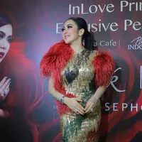 Syahrini, tidak hanya sukses dalam dunia entertainnya saja tetapi juga bisnis yang baru saja digelutinya. Pemilik jargon maju mundur cantik ini baru saja merilis produk bisnis parfum terbarunya. (Nurwahyunan/Bintang.com)