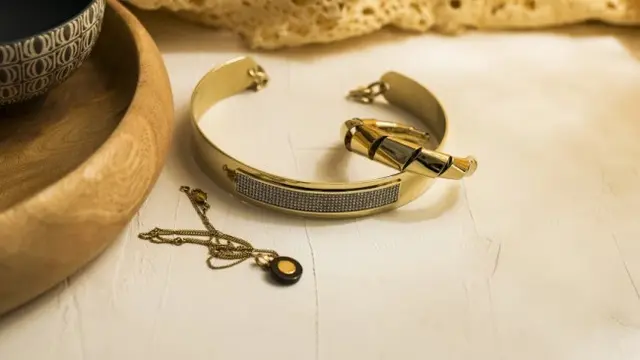 Ilustrasi Model Gelang Favorit (Photo by LUM3N on Unsplash)