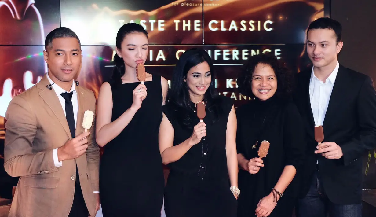 Artis Cantik Raline Shah pun terlihat meramaikan acara konferensi pers, wanita berambut panjang ini nampak memesona dengan gaun hitam nan elegan. (Desmond Manulang/Bintang.com)