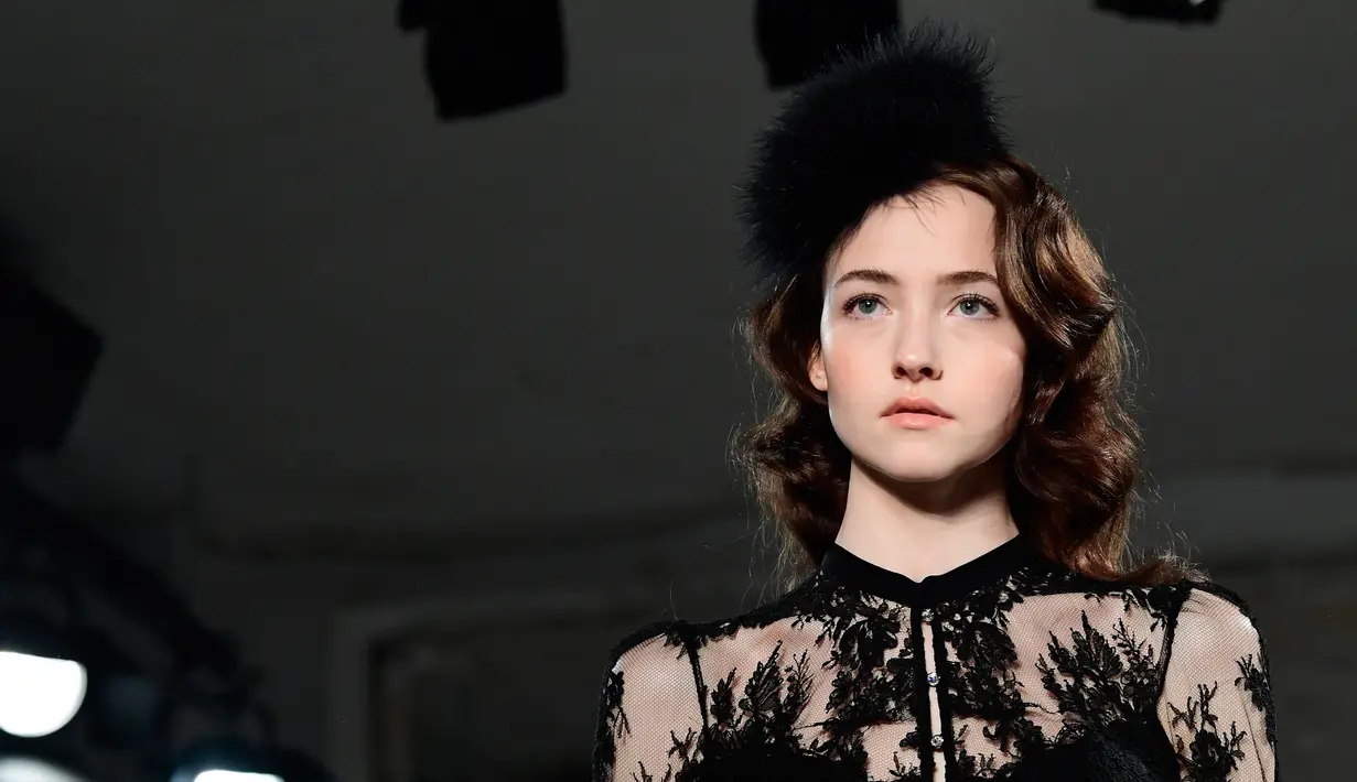 Model membawakan busana karya desainer Jerman Ewa Herzog di Berlin Fashion Week 2017, Jerman (19/1). Berlin Fashion Week berlangsung dari tanggal 17 Januari sampai dengan tanggal 19 Januar 2017. (AFP Photo/Tobias Schwarz)