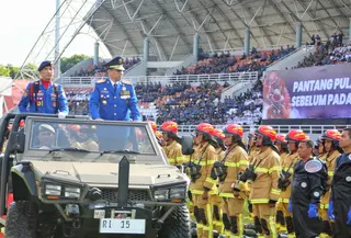 Wamendagri Wiyagus saat menjadi Inspektur Upacara Peringatan HUT ke-107 Damkar dan Penyelamatan, HUT ke-76 Satpol PP, serta HUT ke-64 Satlinmas di Stadion Gelora Sriwijaya, Kota Palembang, Sumatera Selatan, Kamis (30/4/2026).