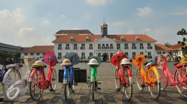 Deretan sepeda onthel berwarna-warni cerah saat terparkir di halaman depan Museum Fatahillah Jakarta, Kamis (17/3). Kawasan Kota Tua merupakan destinasi wisata yang menawarkan atmosfer Jakarta tempo doeloe. (Liputan6.com/Faisal R Syam)