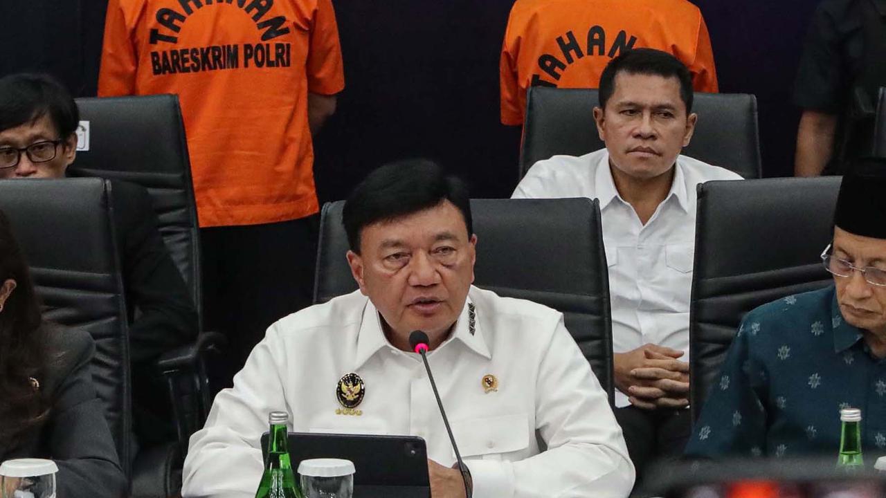Bersama Sejumlah Menteri, Menko Polkam Budi Gunawan Tunjukkan Tumpukan Uang Hasil Operasi Pemberantasan Judi Online