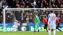 Pemain Huddersfield, Laurent Depoitre mencetak gol kedua untuk timnya saat melawan Manchester United dalam Liga Inggris di stadion John Smith di Huddersfield (21/10). Huddersfield menang 2-1 atas Manchester United. (Nigel French / PA via AP)