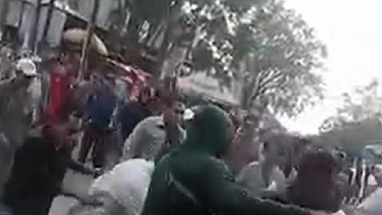 Sekelompok Massa Rusak Lapak Jarah Dagangan di Pasar Kutabumi Tangerang, 10 Pedagang Terluka