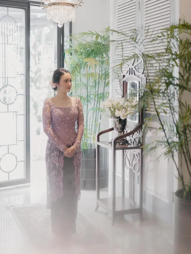 6 Pesona Anggika Bolsterli Tunangan setelah 7 tahun Pacaran, Tampil Anggun Berkebaya Ungu