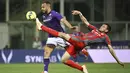 <p>Penyerang Fiorentina, Arthur Cabral (kiri) berebut bola dengna pemain Cremonese, Alex Ferrari selama pertandingan semifinal Coppa Italia di Stadion Artemio Franchi, Florence, Italia, Jumat, 28 April 2023. (Massimo Paolone/LaPresse via AP)</p>